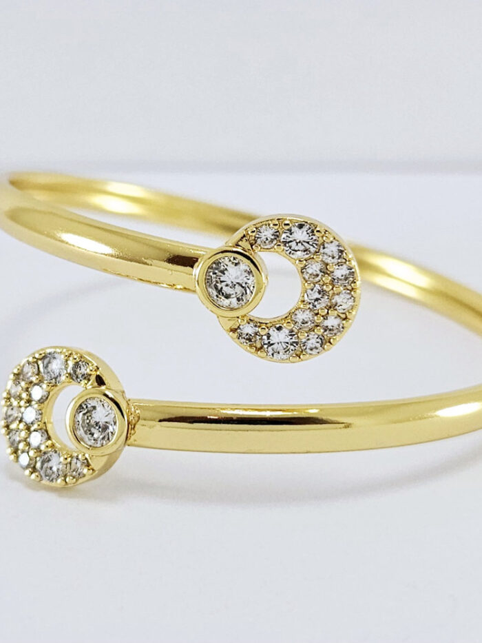 Bracelete com detalhe cravejado vazado