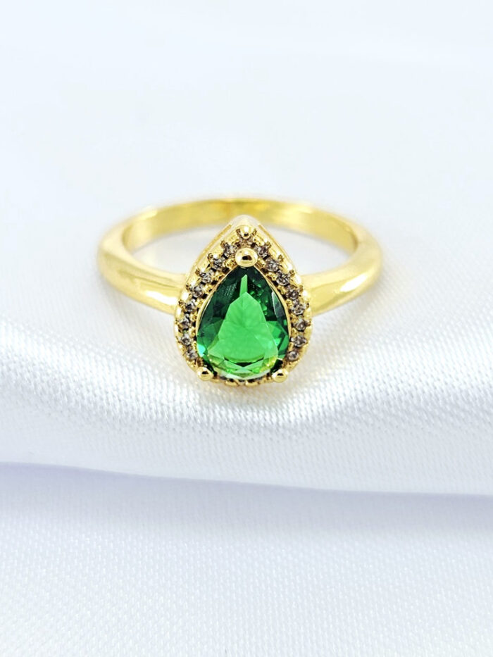 Anel gota verde borda cravejada