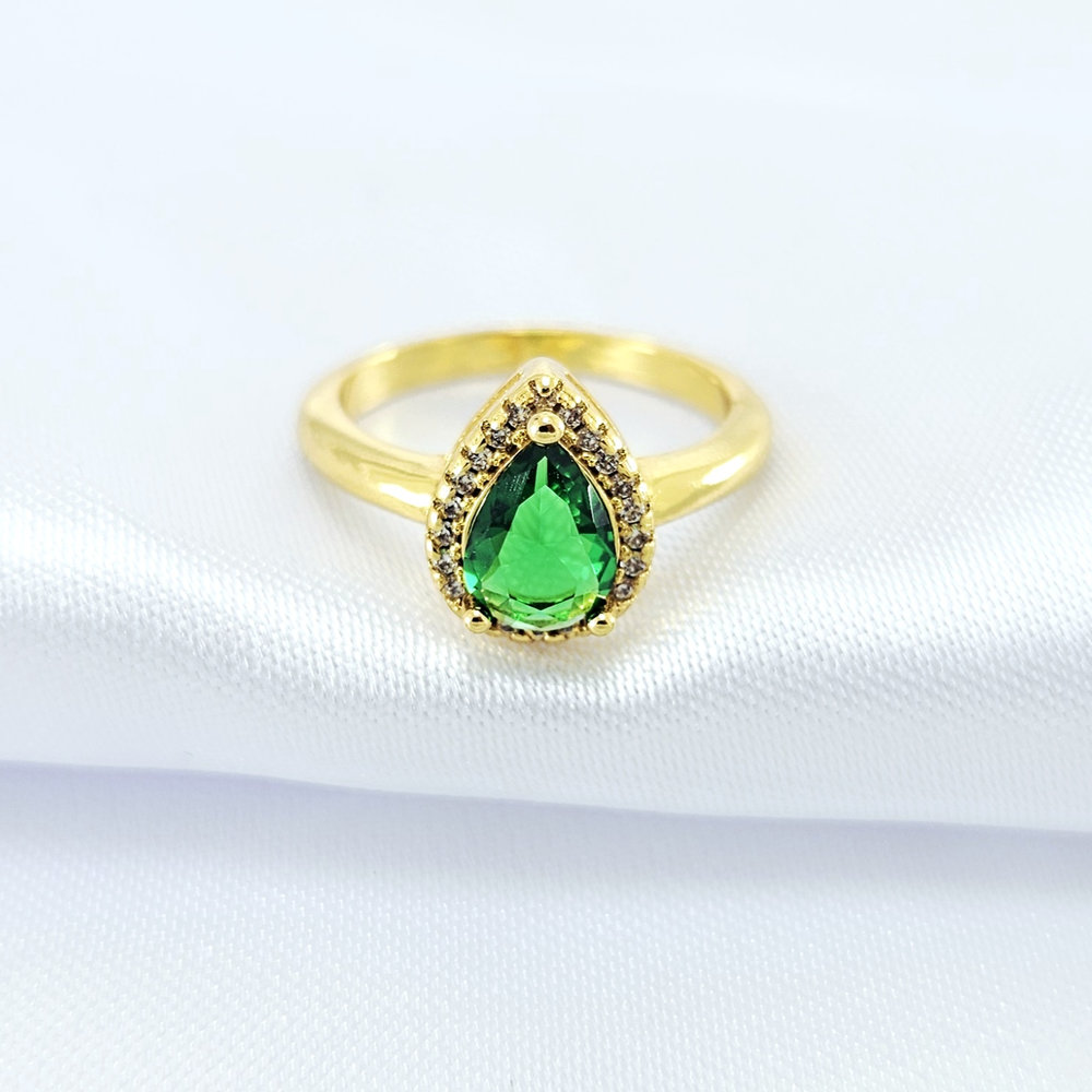 Anel gota verde borda cravejada
