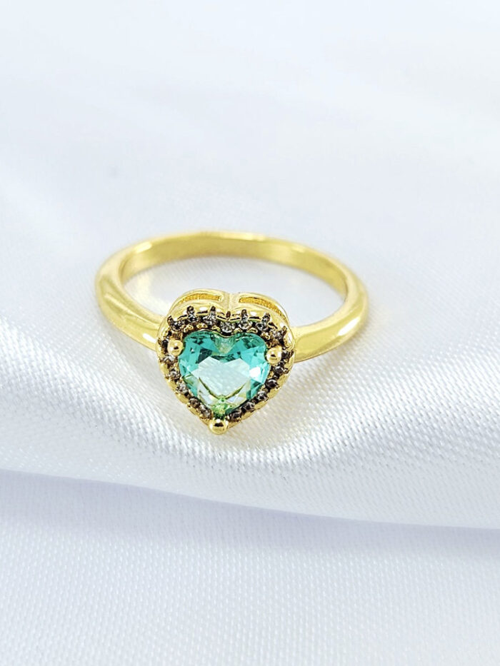 Anel coração com pedra verde claro borda cravejda