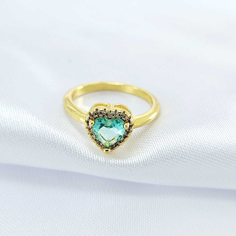 Anel coração com pedra verde claro borda cravejda