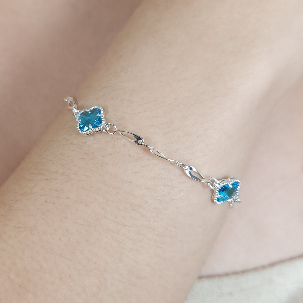 Pulseira trevo com elos torcidos