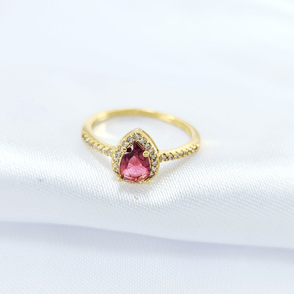 Anel gota rosa com borda cravejada