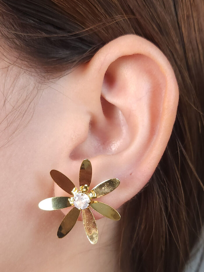 Brinco estilo flor com pedra cristal