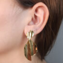 Brinco folha com detalhe ondulado