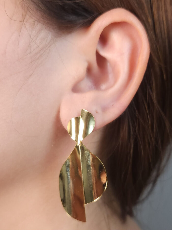Brinco folha com detalhe ondulado