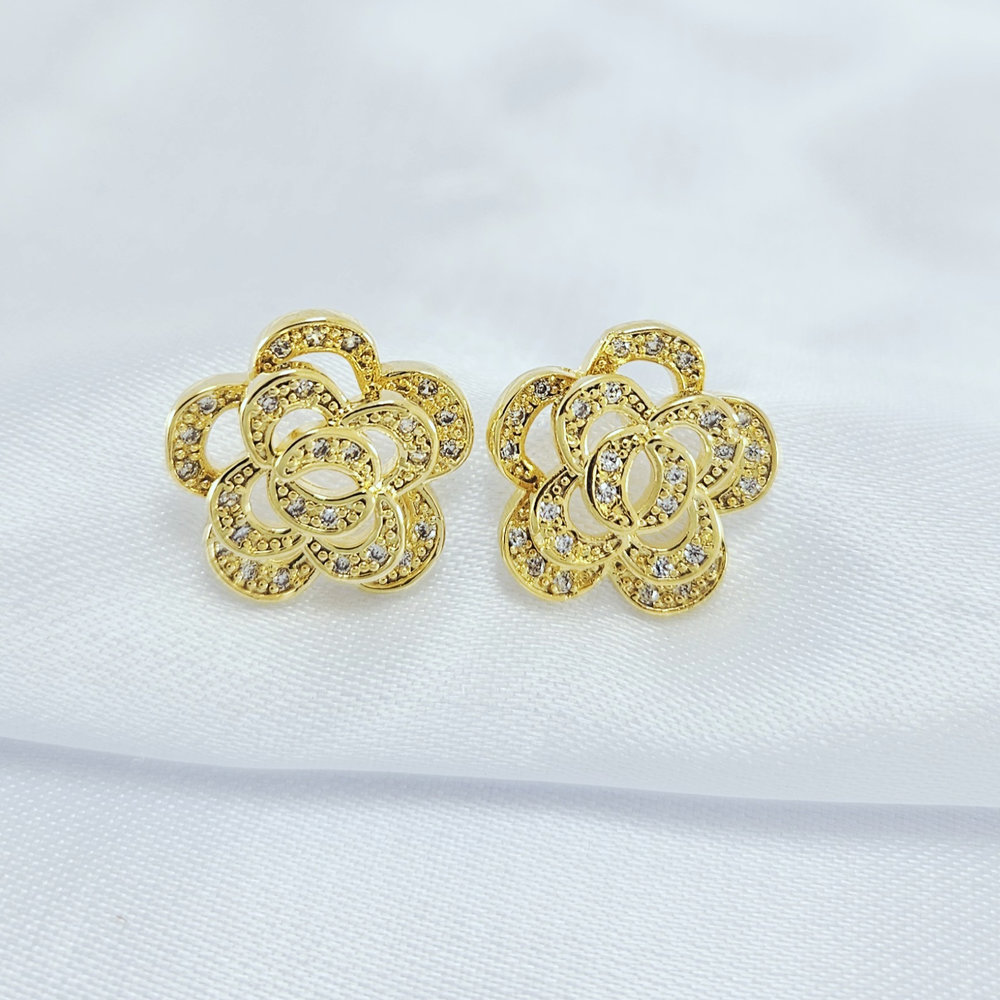 Brinco rosa cravejado detralhado vazado