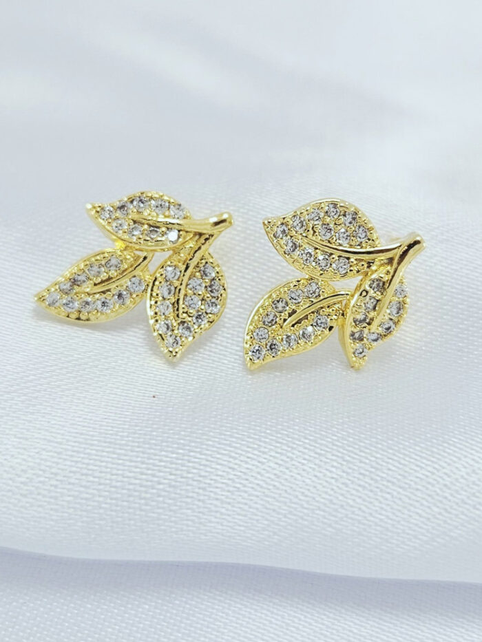 Brinco três folhas cravejada