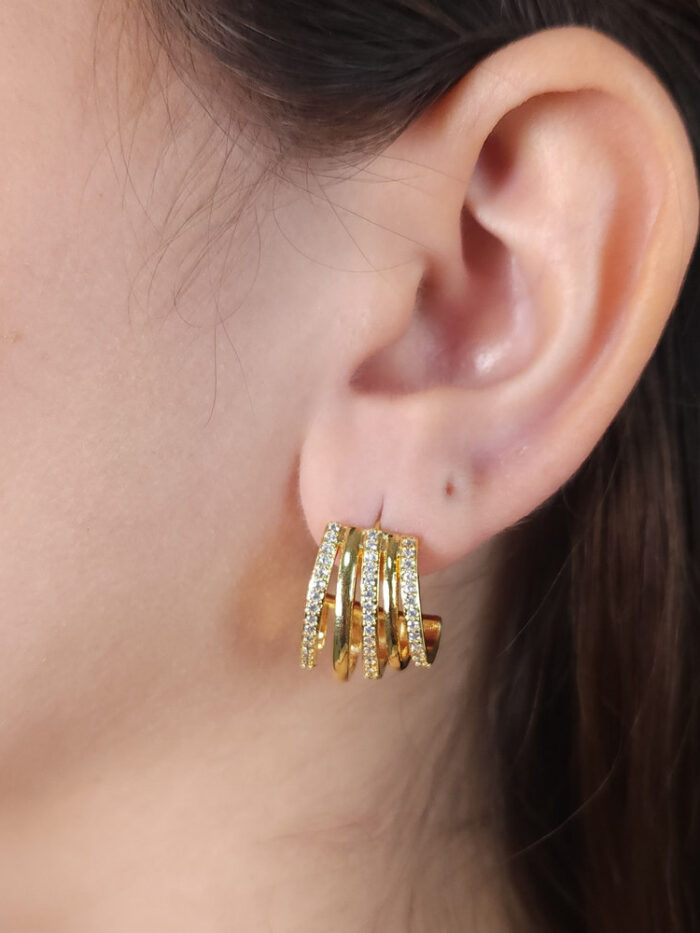 Brinco cinco fios cravejado e liso