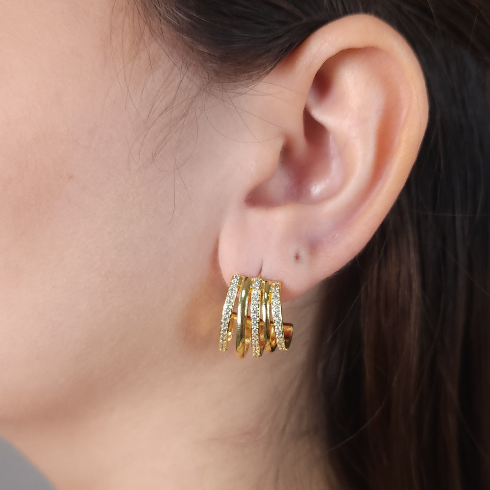 Brinco cinco fios cravejado e liso