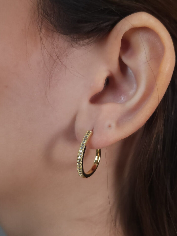 Brinco argola fio cravejado em zircônia