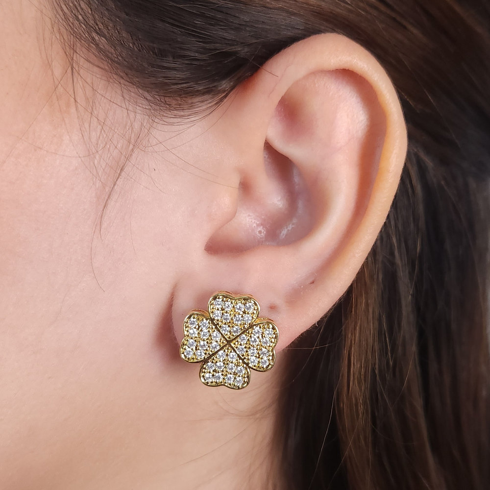 Brinco trevo de 4 folhas cravejados com microzircônias