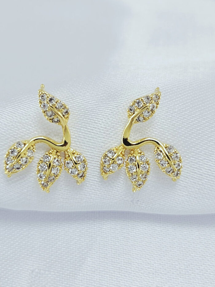 Brinco formato de folhas cravejadas