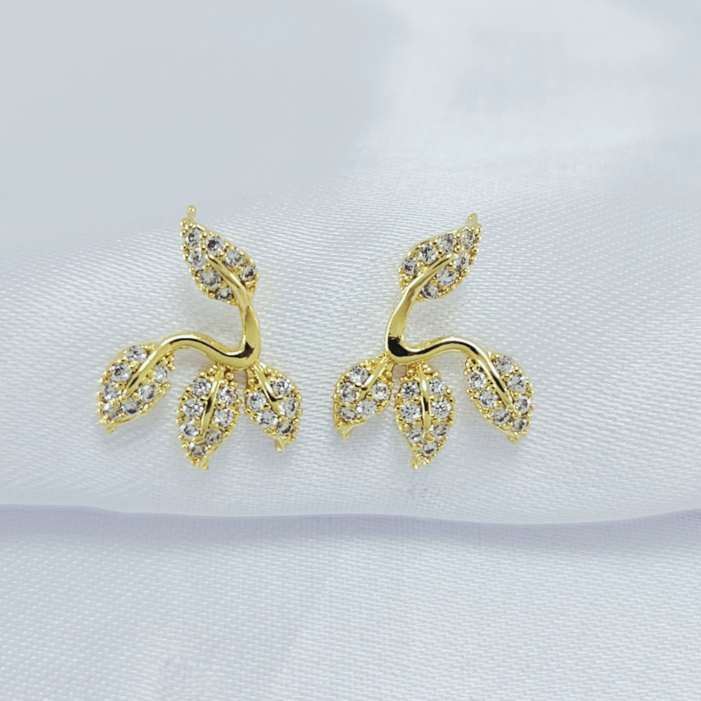 Brinco formato de folhas cravejadas