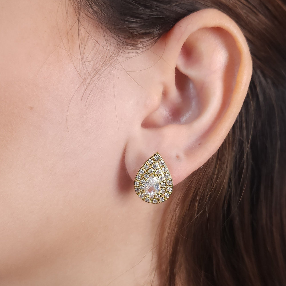 Brinco gota cravejada com microzircônias e gota cristal lapidada