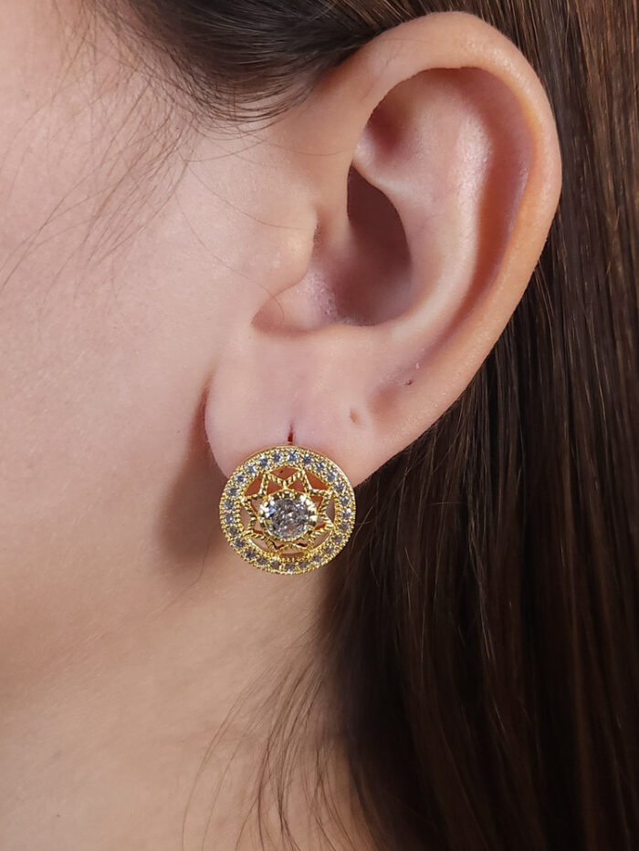 Brinco círculo detalhe estrela com pedra cristal