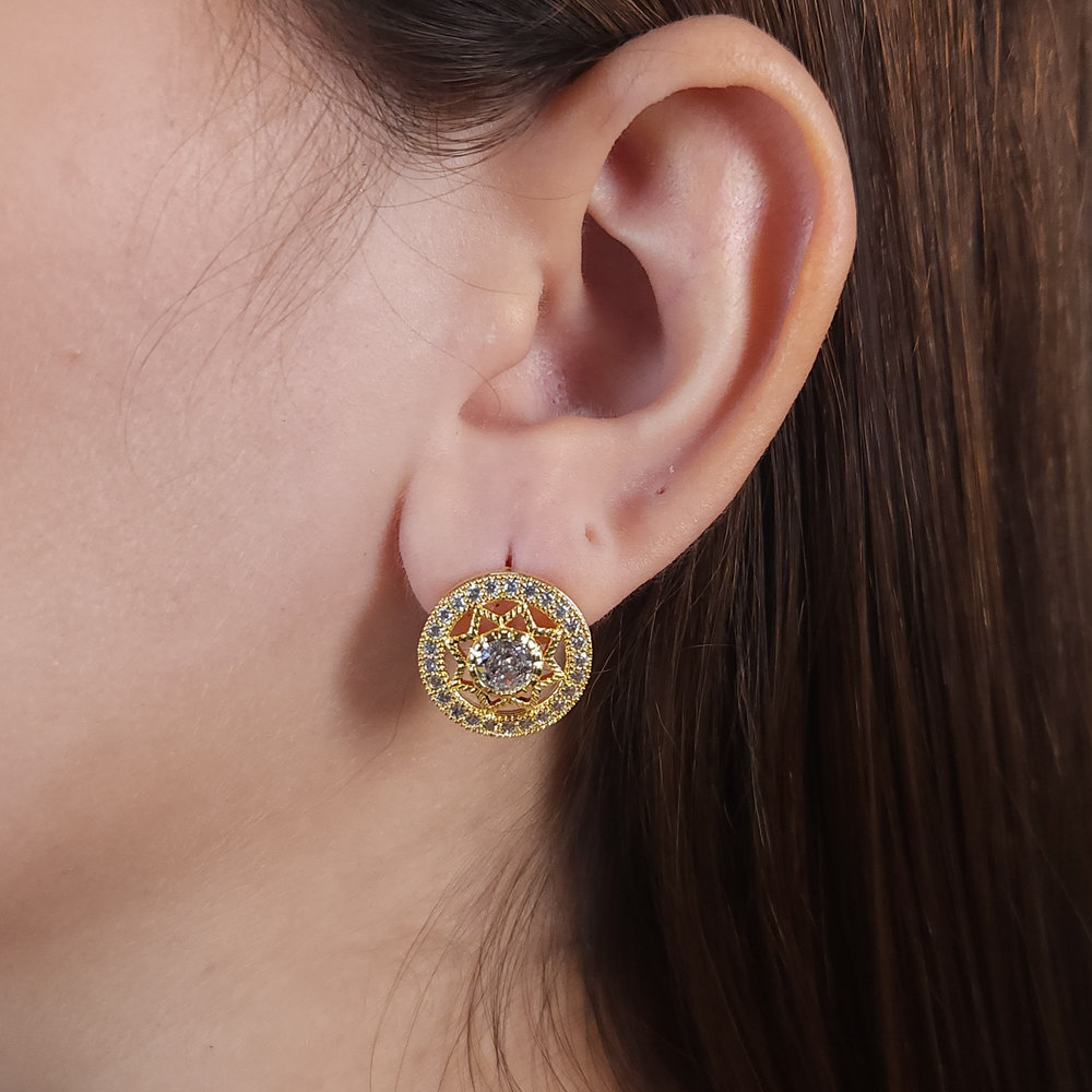 Brinco círculo detalhe estrela com pedra cristal