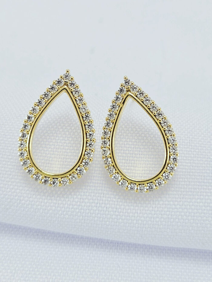 Brinco estilo gota cravejado ao redor