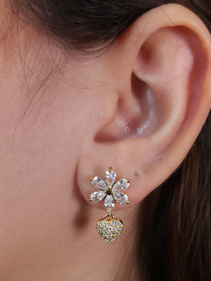 Brinco flor de zircônia com coração cravejado pendurado