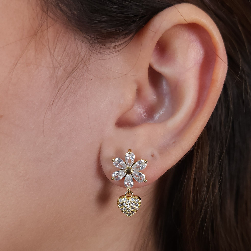Brinco flor de zircônia com coração cravejado pendurado