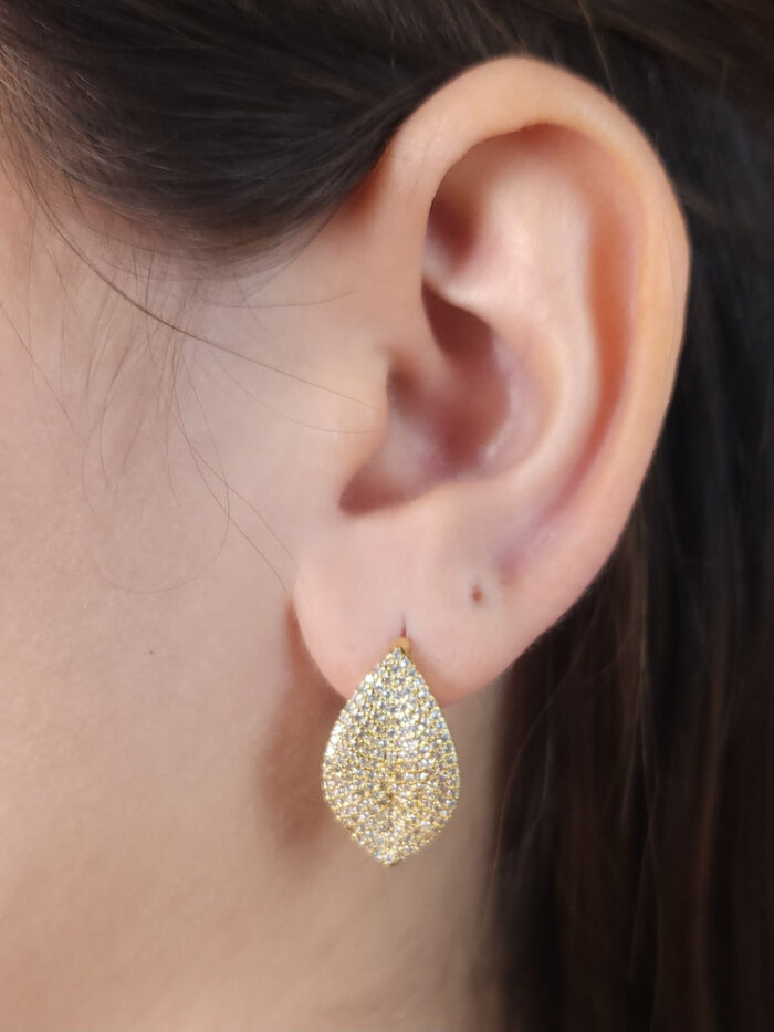 Brinco folha cravejado cristal