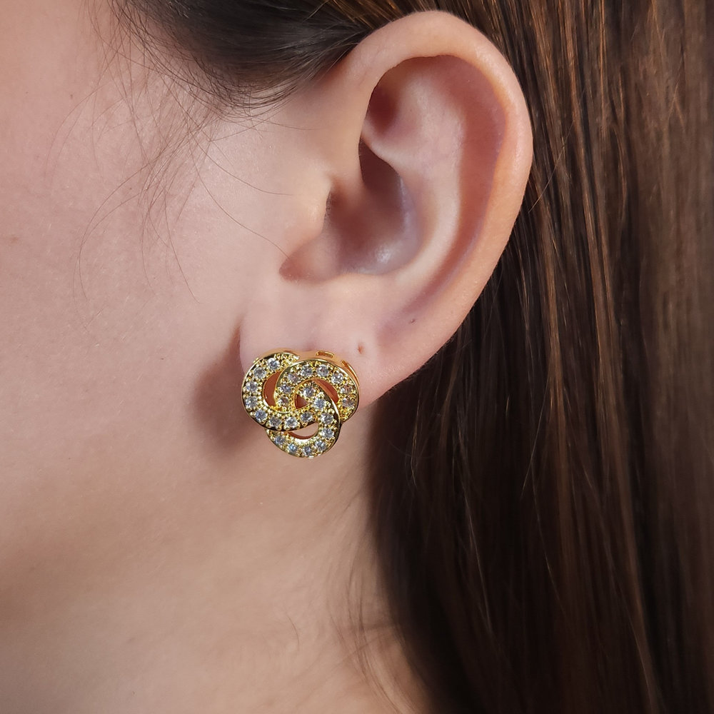 Brinco fio entrelaçado cravejado