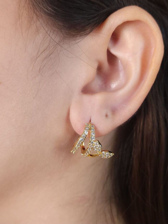 Brinco dois fios com detalhe rabo de sereia cravejado