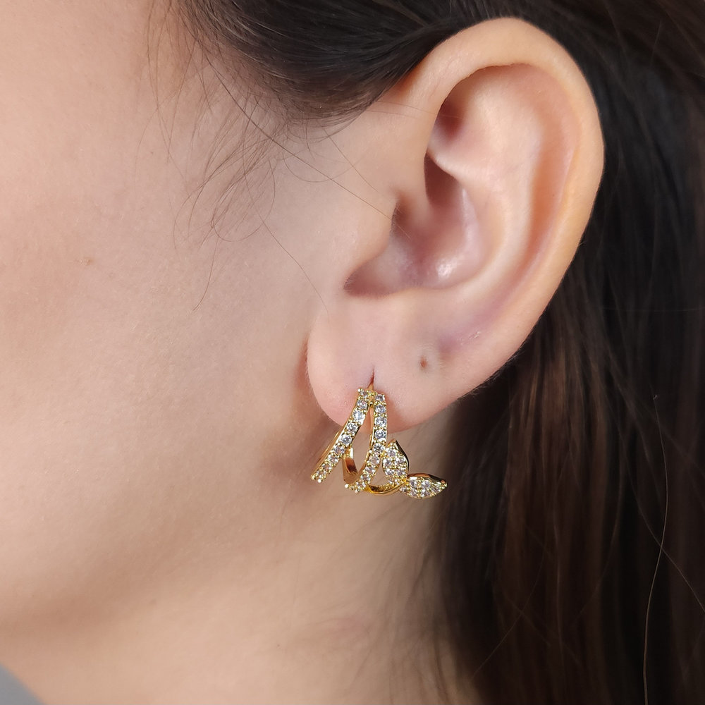 Brinco dois fios com detalhe rabo de sereia cravejado