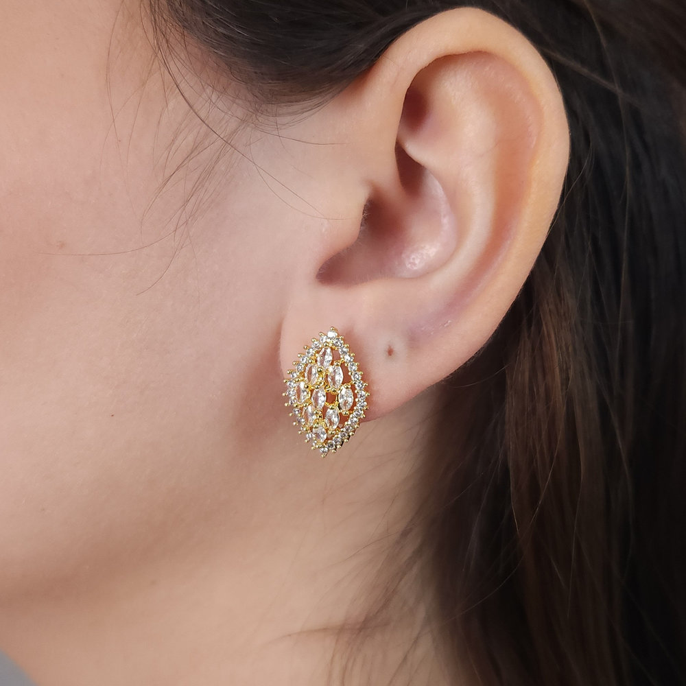 Brinco estilo losango cravejado