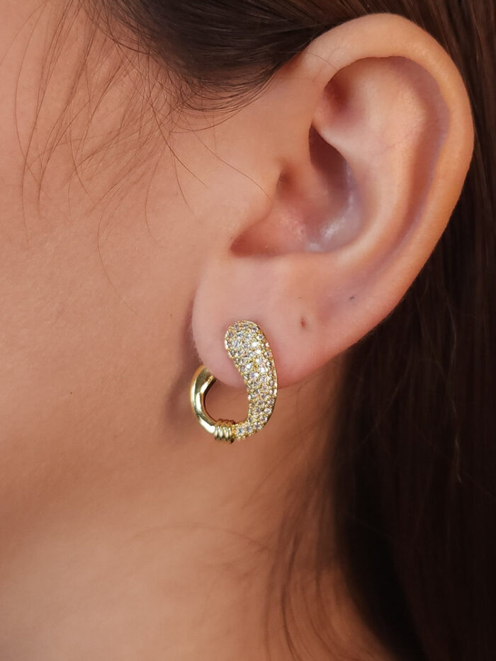 Brinco cravejado e liso