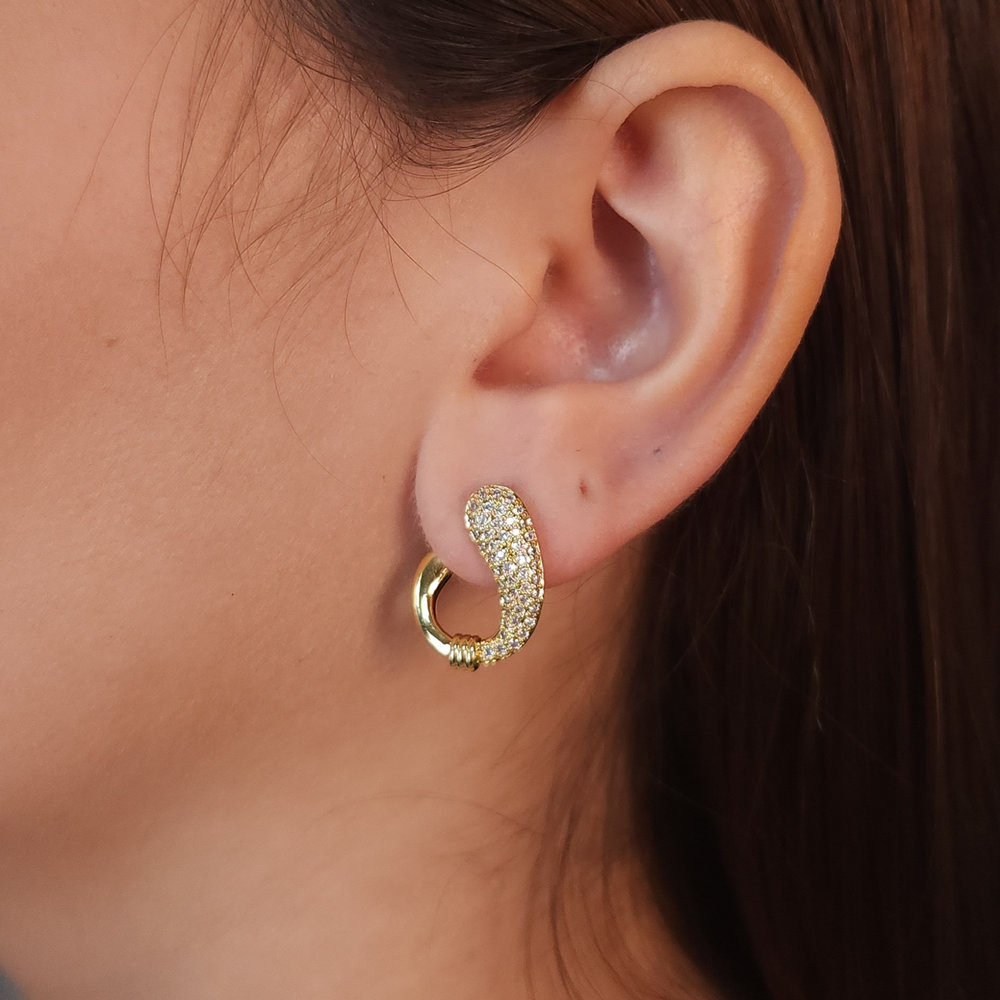 Brinco cravejado e liso