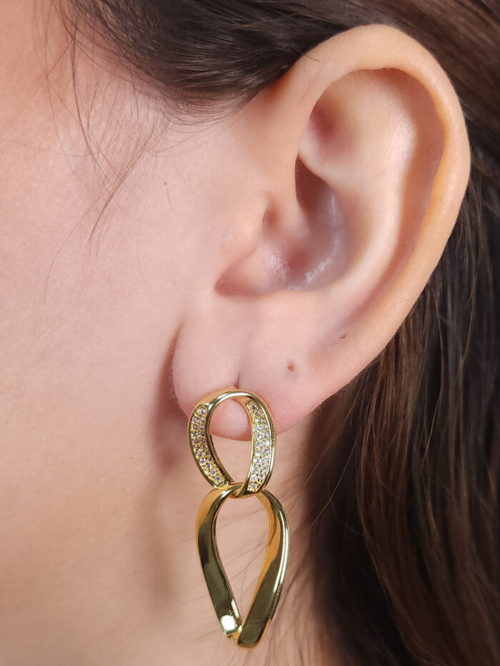 Brinco com elos entrelaçados e base com microzircônias