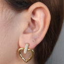 Brinco base cravejado com coração vazado