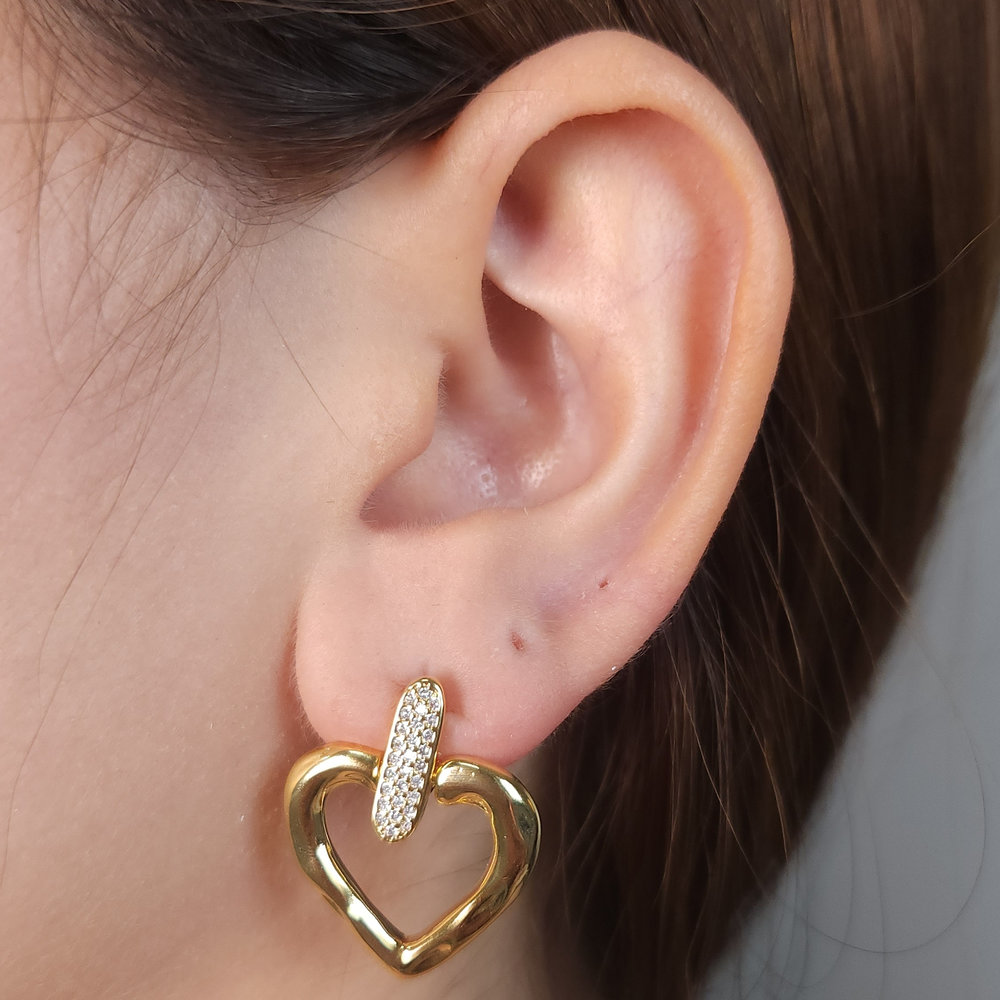 Brinco base cravejado com coração vazado