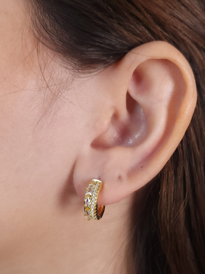 Argola de pressão com detalhes em pedras de zircônias