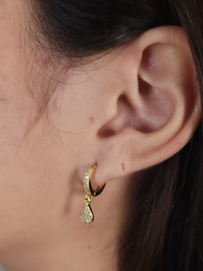 Brinco argolinha gota cravejada