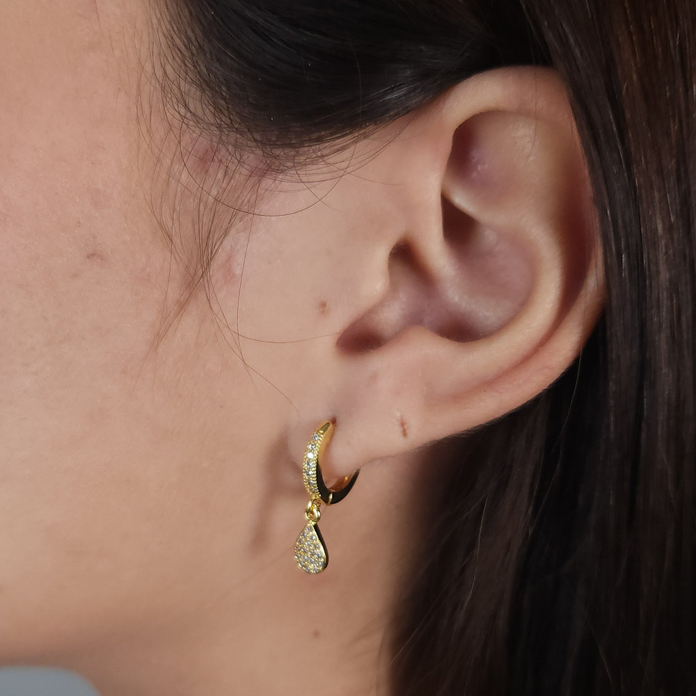 Brinco argolinha gota cravejada