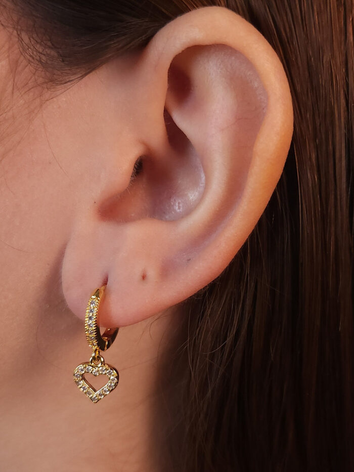 Brinco argolinha coração cravejado vazado
