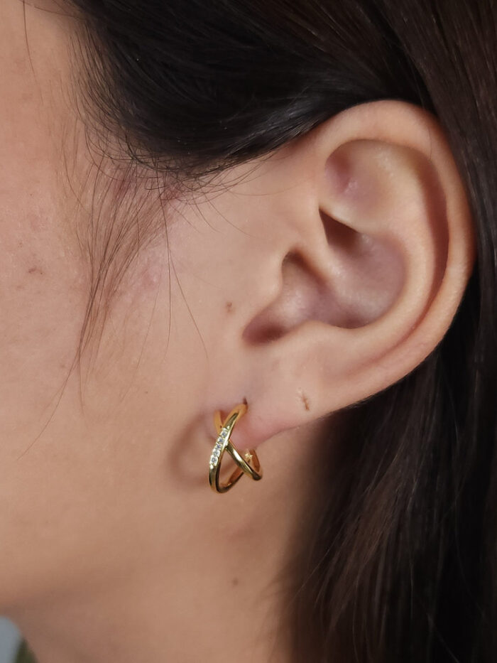 Brinco cruzado dois fios detalhado