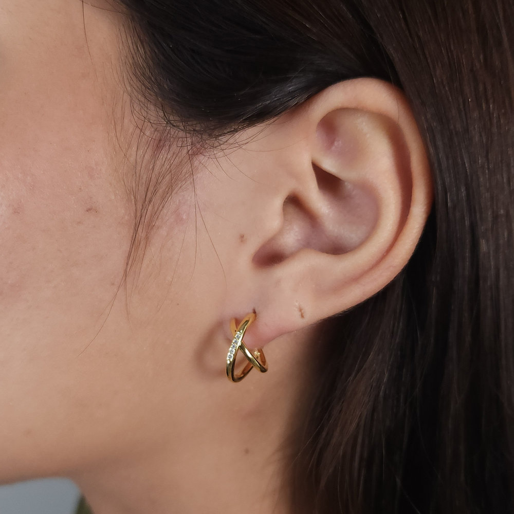 Brinco cruzado dois fios detalhado