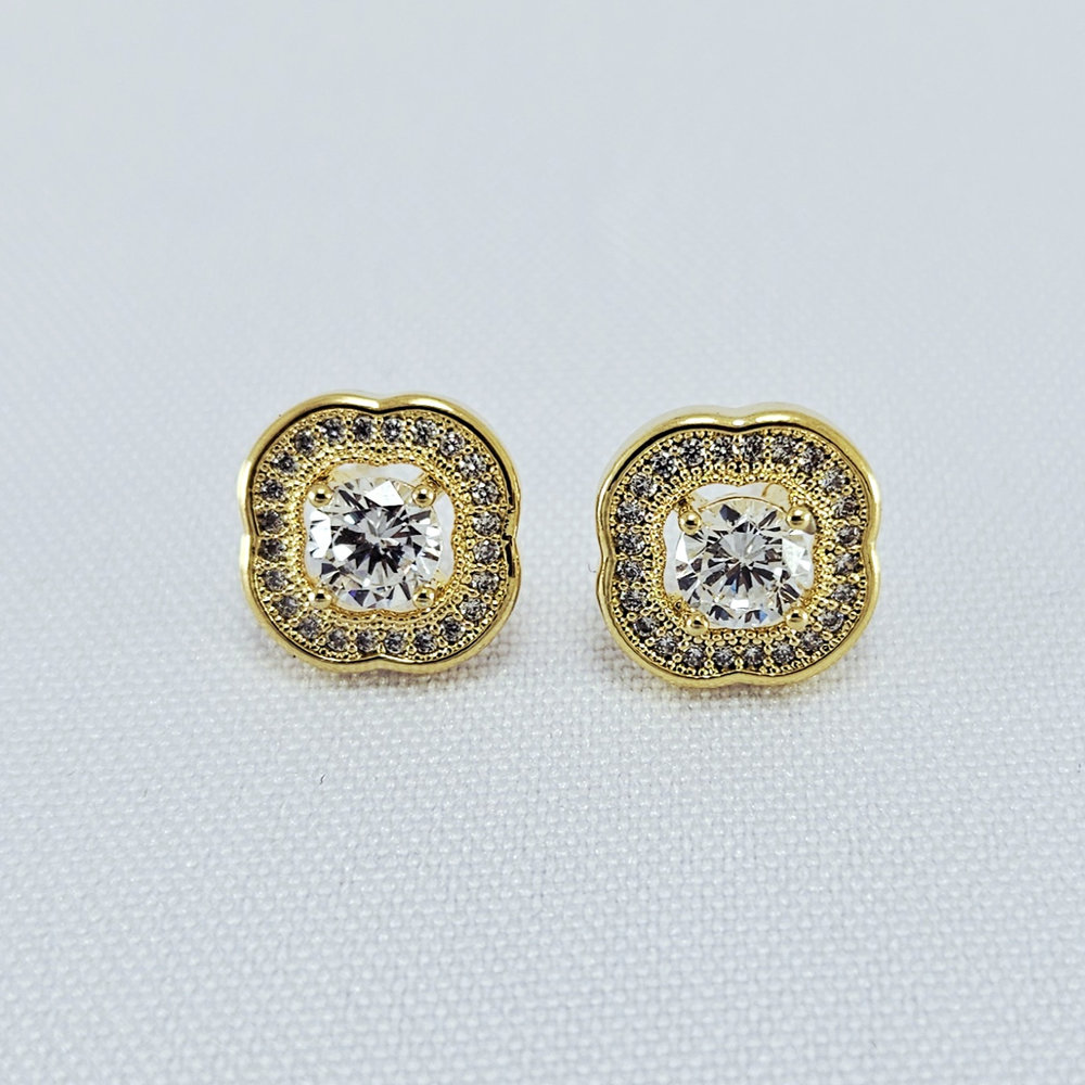 Brinco estilo trevo com pedra cristal