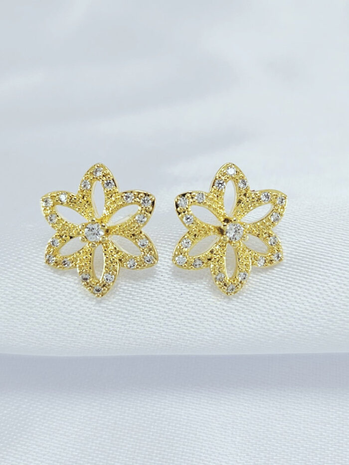 Brinco flor cinco pétalas cravejadas