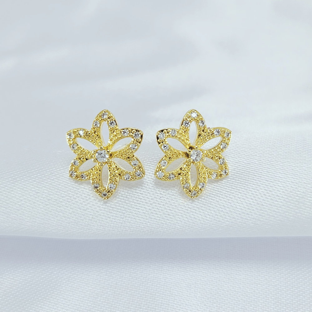 Brinco flor cinco pétalas cravejadas