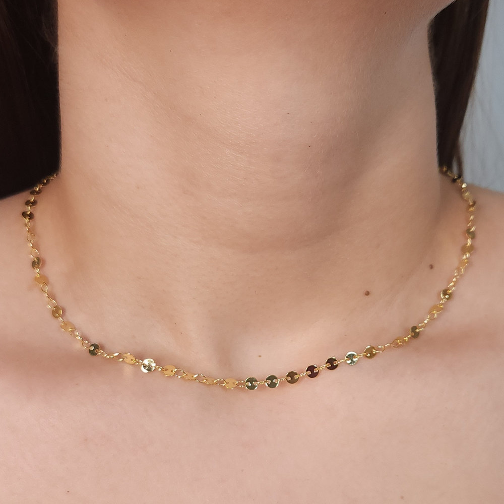 Gargantilha chocker com placas redondos lisos dourado