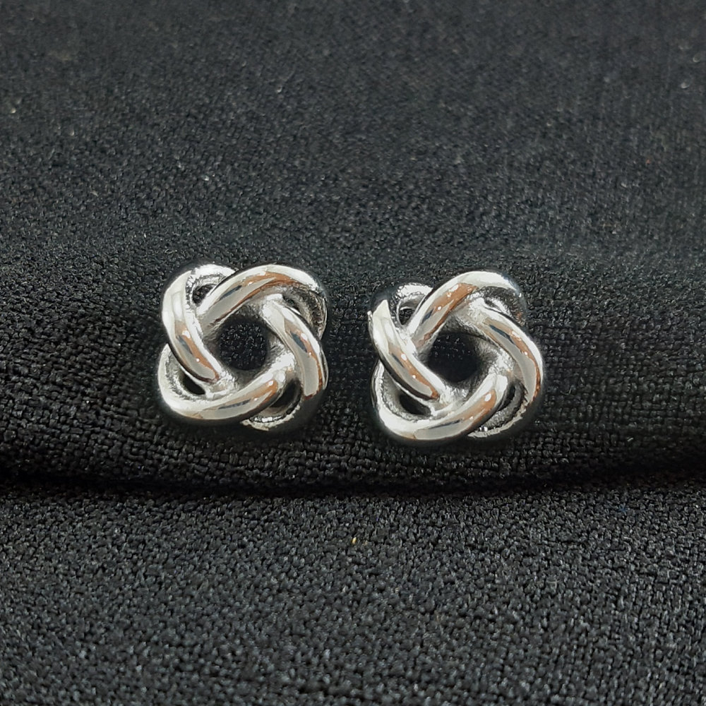 Brinco modelo entrelaçados vazado