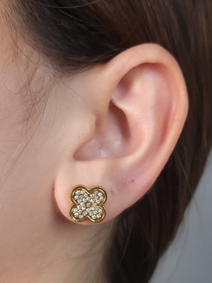 Brinco trevo com pedras cristal