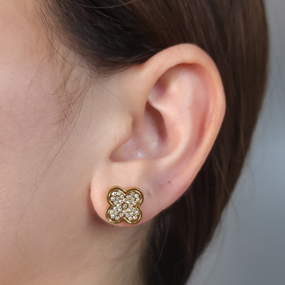 Brinco trevo com pedras cristal