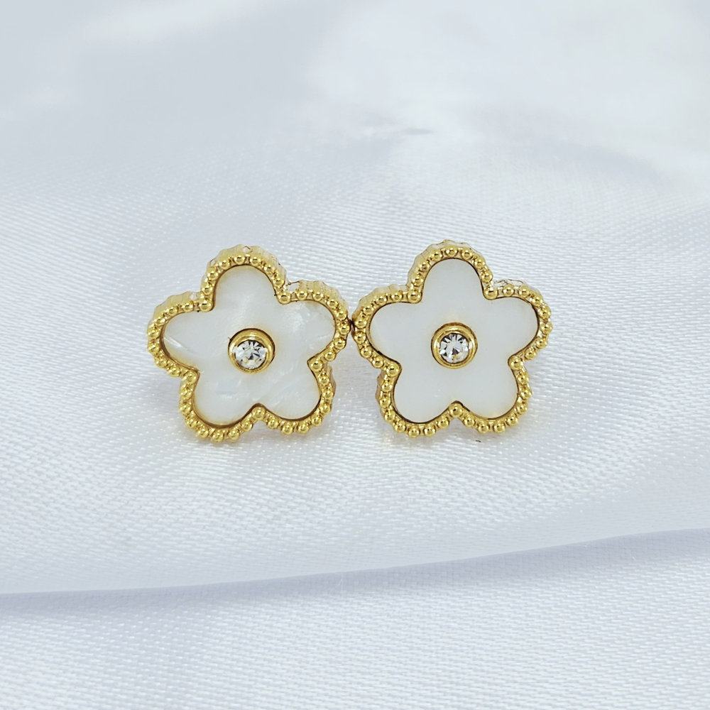 Brinco trevo com pedras detalhada - Imagem 3