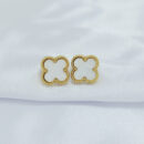 Brinco trevo com detalhe nas bordas