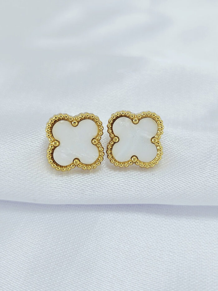 Brinco trevo com detalhe nas bordas